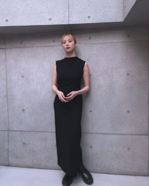 Rio Yamashita Instagram - 映画「雪子a.k.a.」初日舞台挨拶。

肝心なところで感極まってしまい、泣くのを我慢したら、伝えたいことが何も言えませんでした。情けない！
でも何も言わなくても、この映画を観てくだされば、想いはちゃんと伝わると思ってます。

鈴木史子さんの素晴らしい脚本、草場監督の気遣い屋で繊細な演出、寺本慎太郎さんの臨場感溢れるカメラワーク、照明の渡邉さんは、雪子の心に寄り添って明暗に輪郭を、、録音の太田卓さんは、ラップも含めた全ての音を事前収録にせず、現場の生音にしてくださいました。そしてそれを優しく見守る岩村プロデューサー。もうね、一人一人言い出したらキリがないんですが、、、素晴らしいスタッフ・キャストが集結して、最高のチームで映画を作ることができました。
そんな皆さんに囲まれて、雪子としてお芝居できたことを心から幸せに思います。
あーあー！生徒のみんな、可愛かったなぁ。もう、会いたいなぁ。
私にとって宝物のような作品。
渋谷のユーロスペースにて、まだ上映は続いてます。
少しでも沢山の方に観ていただければ、幸いです。
引き続き、「雪子a.k.a.」をよろしくお願いいたします。

👗
 @marella_japan
💍
@sararth_jewelry

hair&make 石川奈緒記さん