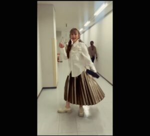 Rio Yamashita Instagram - （とってま遅ればせながら）
TBS「プレバト‼︎」
スプレーアート部門、優勝できました！
土浦市の素敵なところを詰め込んでみたよ。
ぜひ、遊びがてら見にいってみてください☺️

素敵なお衣装はこちら♡
@thekeijiny 

stylist @izumimachino 
hair&make @kahoringo718 

#プレバト
#スプレーアート　#sprayart