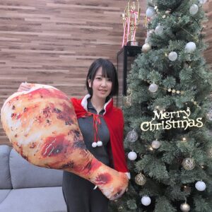 Risa Taneda Instagram - 🎄✨

クリスマス付近の思い出♡

ゆりちゃんミナミちゃんとハリポタカフェ行ったり、
みかこさんと日向坂46さんのライブに行ったりしました！
どっちも最高に幸せな時間だった！！サイコー！

そしてラジオ収録がクリスマスイブだったので
せっかくなので珍しく浮かれた格好もしてきました🎅
ツリーとくそでかチキンを添えて…🍗

インスタを更新しなさすぎた2024年でしたが、
ここから時が動き出すことを信じて1年遅れでも投稿していきたいと思います！

時をかけるインスタ、2025年もよろしくお願いします！
メリークリスマス！（1日遅れ）