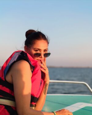 Rishina Kandhari Instagram - Perfectly captured at @maharashtraecoglampingfest  by @amithtyagi @imnoopurmavchy 🥰🌊 

Thankyou @maharashtratourismofficial @mickysinha for arranging all the fun activities and a massive tent city and giving us a wonderful time ❤️ #gratitude 

#watersports #ecoglampingmaharashtra #maharashtratourism #maharashtraecoglampingfest #nashik #sunsetgram #collabwithrishina #saillife #sailinstagram #rishinakandhari
