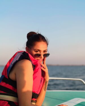 Rishina Kandhari Instagram - Perfectly captured at @maharashtraecoglampingfest  by @amithtyagi @imnoopurmavchy 🥰🌊 

Thankyou @maharashtratourismofficial @mickysinha for arranging all the fun activities and a massive tent city and giving us a wonderful time ❤️ #gratitude 

#watersports #ecoglampingmaharashtra #maharashtratourism #maharashtraecoglampingfest #nashik #sunsetgram #collabwithrishina #saillife #sailinstagram #rishinakandhari