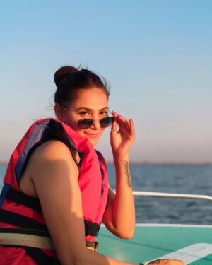 Rishina Kandhari Instagram - Perfectly captured at @maharashtraecoglampingfest  by @amithtyagi @imnoopurmavchy 🥰🌊 

Thankyou @maharashtratourismofficial @mickysinha for arranging all the fun activities and a massive tent city and giving us a wonderful time ❤️ #gratitude 

#watersports #ecoglampingmaharashtra #maharashtratourism #maharashtraecoglampingfest #nashik #sunsetgram #collabwithrishina #saillife #sailinstagram #rishinakandhari