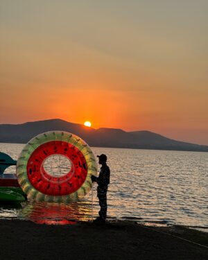 Rishina Kandhari Instagram - Perfectly captured at @maharashtraecoglampingfest  by @amithtyagi @imnoopurmavchy 🥰🌊 

Thankyou @maharashtratourismofficial @mickysinha for arranging all the fun activities and a massive tent city and giving us a wonderful time ❤️ #gratitude 

#watersports #ecoglampingmaharashtra #maharashtratourism #maharashtraecoglampingfest #nashik #sunsetgram #collabwithrishina #saillife #sailinstagram #rishinakandhari