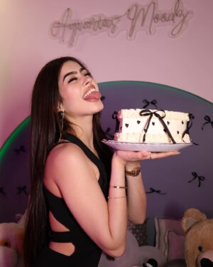 Riva Arora Instagram - “Grateful for the past, excited for the future. Cheers to me and the journey ahead! Happy birthday to Me!!🤍🎀
.
#riva #rivarora #rivaarora #birthday
