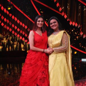 Rohini Reddy Instagram - FRIENDS 🧡  # BB8FAMILY 

THANK YOU ALL FOR THIS BEAUTIFUL JOURNEY 

AUDIENCE 🙏❤️❤️❤️LOVE YOU ....

Outfit @mounikas_couture 
Jewellery @she_needs_nx
