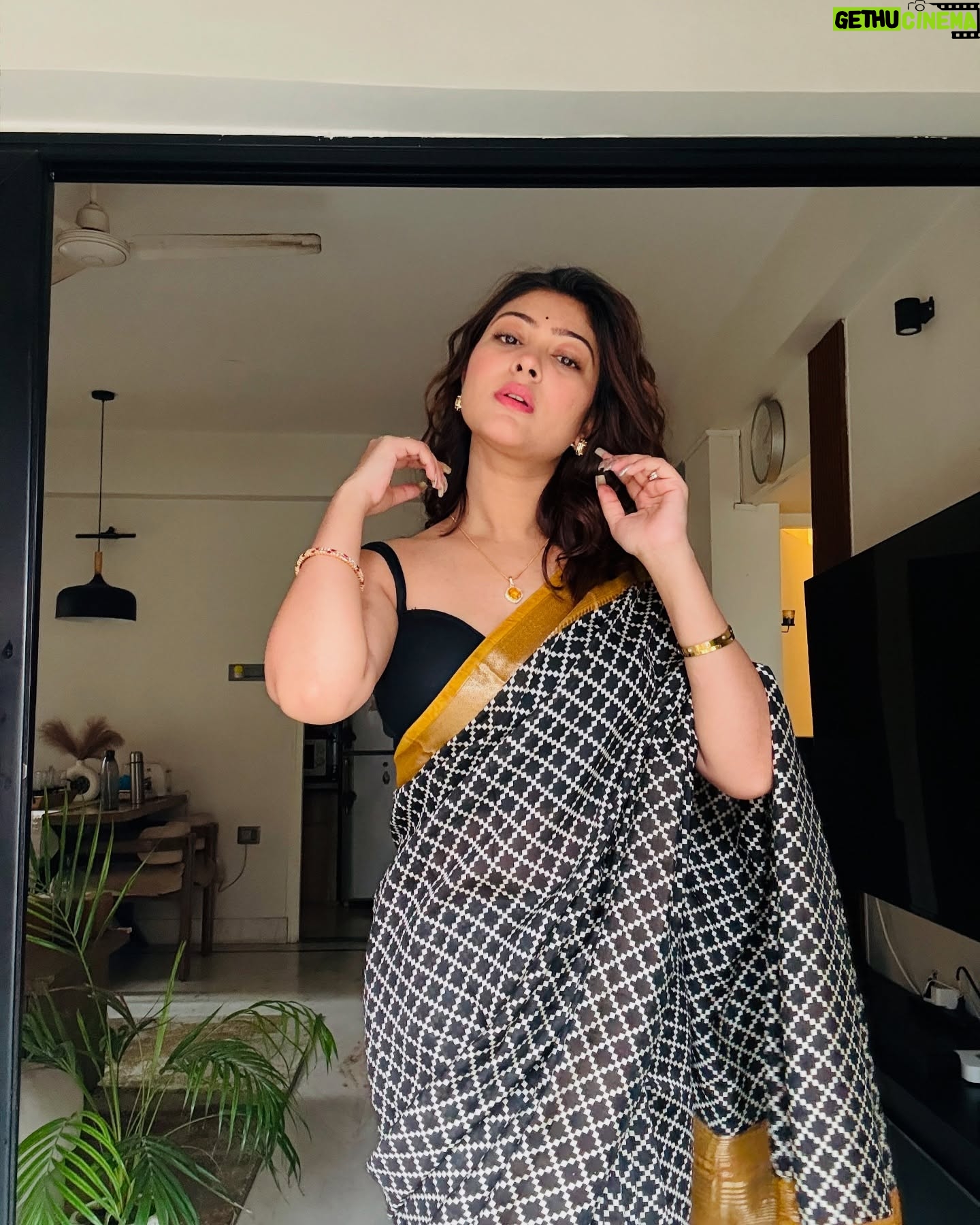 Rooqma Ray - 18.8K Likes - Happy Saraswati puja 💛
#saraswati #saraswatipujo #rooqmaray #saree #indianlook