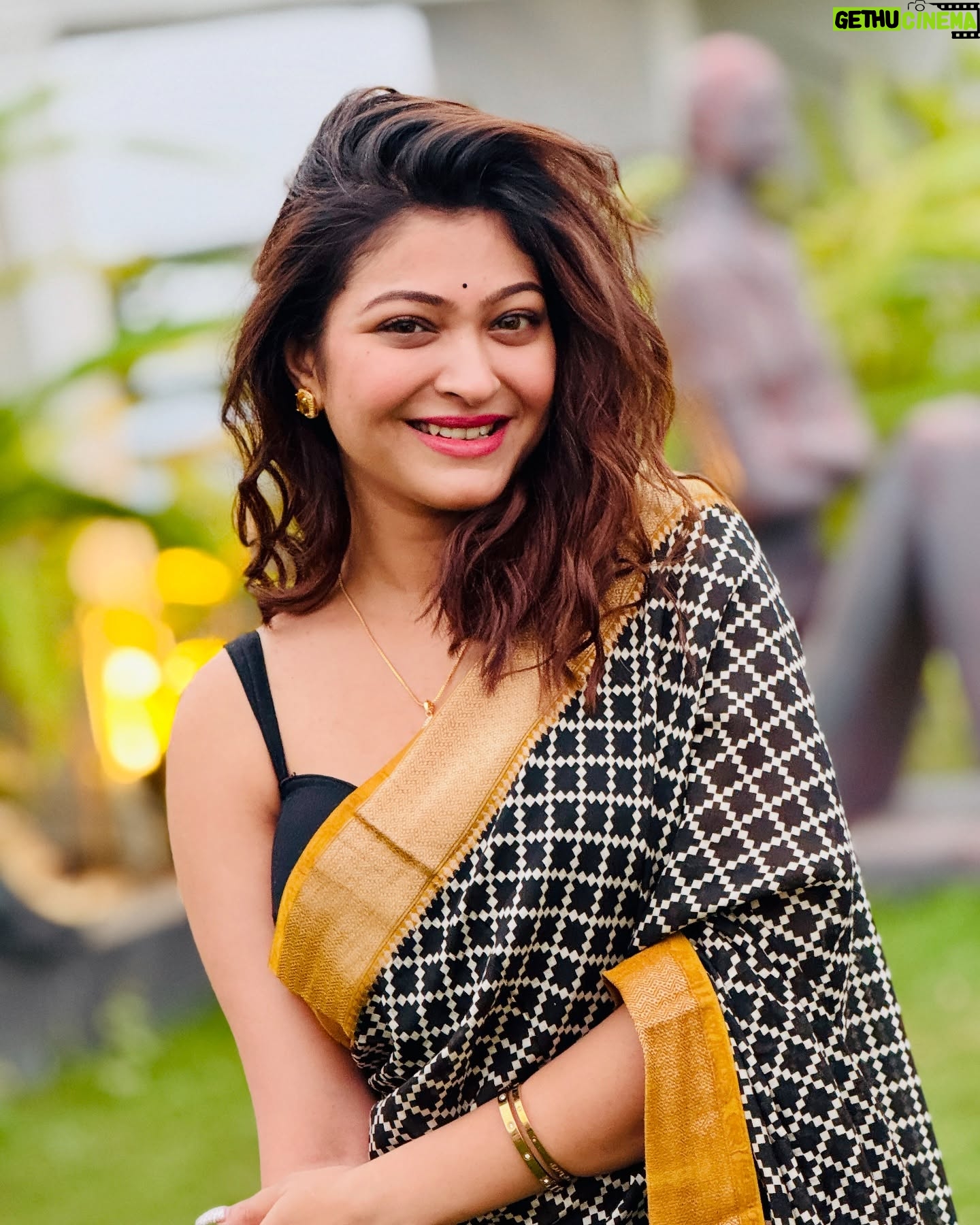 Rooqma Ray - 18.8K Likes - Happy Saraswati puja 💛
#saraswati #saraswatipujo #rooqmaray #saree #indianlook