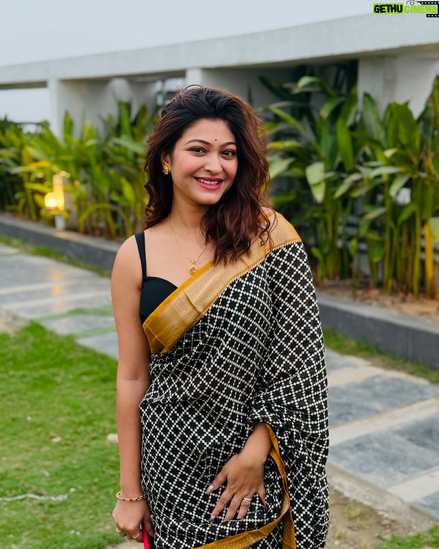 Rooqma Ray - 18.8K Likes - Happy Saraswati puja 💛
#saraswati #saraswatipujo #rooqmaray #saree #indianlook