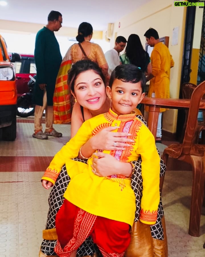 Rooqma Ray - 18.8K Likes - Happy Saraswati puja 💛
#saraswati #saraswatipujo #rooqmaray #saree #indianlook