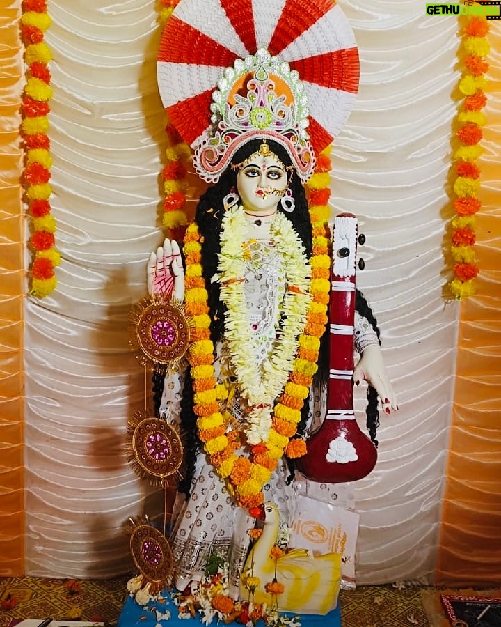 Rooqma Ray - 18.8K Likes - Happy Saraswati puja 💛
#saraswati #saraswatipujo #rooqmaray #saree #indianlook