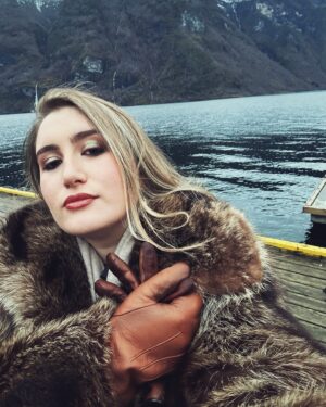 Rosa Linn Instagram - Four unforgettable days in the breathtaking cold of Norway! ❄️ A huge thank you to @vianney and his amazing team for turning this chilly adventure into the warmest experience 🤍