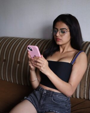 Roshni Sahota Instagram - Khoobsurati or sadgi 

#khoobsurat #sadgi #beautiful #simple #classy #glasses #fair #phone #photographer #photogram #instafashion #colour #selflove