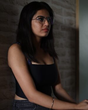 Roshni Sahota Instagram - Khoobsurati or sadgi 

#khoobsurat #sadgi #beautiful #simple #classy #glasses #fair #phone #photographer #photogram #instafashion #colour #selflove
