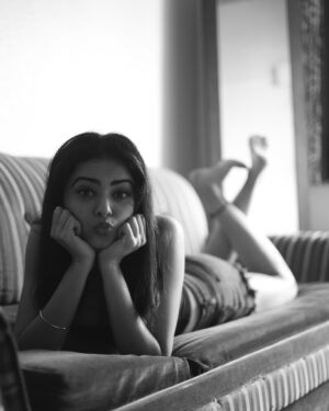 Roshni Sahota Instagram - Black and white classic

Click: @ranjitpawar11 
#sideprofile #pose #click #catch #moments #blackandwhite #blacklove #weekend #story #socute #expressive #photo