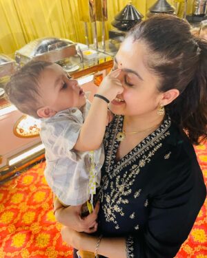 Ruchi Savarn Instagram - Dressed up after so long and Ruan was so amused to see his mommy in a new avatar.. wearing our dear friend’s brand jewellery @iskiuskistore .. totally in love with their designs