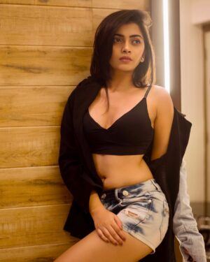 Ruchira Jadhav Instagram - Well that’s Me.. not just wearing BLACK ♠️ Owning it, living it & breathing it…!!

#RuchiraInBLACK #RJinBlack

Different shades of Black..
#ruchirasays which one did you like the most..