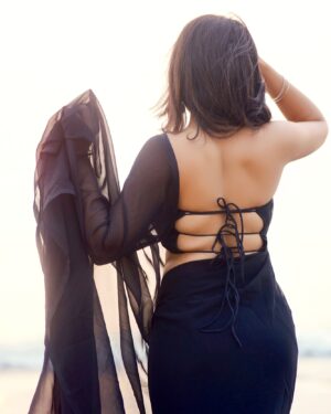 Ruchira Jadhav Instagram - Well that’s Me.. not just wearing BLACK ♠️ Owning it, living it & breathing it…!!

#RuchiraInBLACK #RJinBlack

Different shades of Black..
#ruchirasays which one did you like the most..