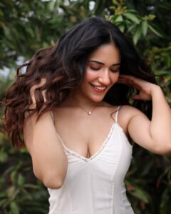 Actress Ruhani Sharma HD Photos and Wallpapers February 2025