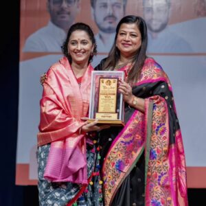 Rujuta Deshmukh Instagram - शिवसेना युवासेना यांच्या कडून 
नाट्य क्षेत्रात समर्पित कार्य केल्याबद्दल 
विशेष पुरस्कार मिळाला. 
कृतज्ञ आहे. 🙏🏼

@kaustubh_kulkarni_official आणि संचाचे मनापासून आभार 🙏🏼

Captured: @focousflickerstudioz @vstudio.in

#grateful #sanman #award 

( Marathi Theatre Award Actor )