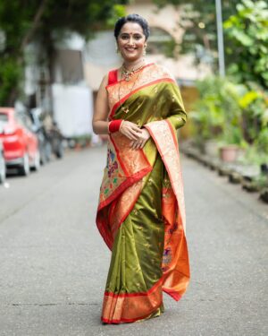 Rujuta Deshmukh Instagram - " पाय असावे जमिनीवरती
 कवेत अंबर घेताना
 हसू असावे ओठावरती 
 काळीज काढून देताना "

@star_pravah गणेशोत्सव २०२४

Capture : @aartilokhandeofficial
Saree: @tanishqpaithani
Jewellery: @kalakari_2020
Hair : @supriya____tambe 

#sareelove #paithani 

[ Posing Marathi Actor]