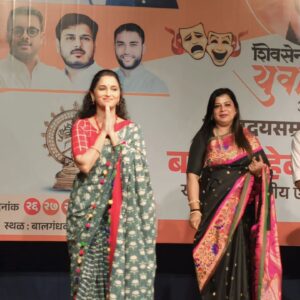 Rujuta Deshmukh Instagram - शिवसेना युवासेना यांच्या कडून 
नाट्य क्षेत्रात समर्पित कार्य केल्याबद्दल 
विशेष पुरस्कार मिळाला. 
कृतज्ञ आहे. 🙏🏼

@kaustubh_kulkarni_official आणि संचाचे मनापासून आभार 🙏🏼

Captured: @focousflickerstudioz @vstudio.in

#grateful #sanman #award 

( Marathi Theatre Award Actor )