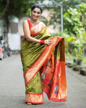 Rujuta Deshmukh Instagram - " पाय असावे जमिनीवरती
 कवेत अंबर घेताना
 हसू असावे ओठावरती 
 काळीज काढून देताना "

@star_pravah गणेशोत्सव २०२४

Capture : @aartilokhandeofficial
Saree: @tanishqpaithani
Jewellery: @kalakari_2020
Hair : @supriya____tambe 

#sareelove #paithani 

[ Posing Marathi Actor]