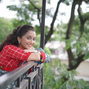 Rujuta Deshmukh Instagram - World Smile Day! 

That's my smile for you 😊

#keepsmiling #smile #worldsmileday 

Captured : @focousflickerstudioz
@vstudio.in

( Actor Smile Day Posing )