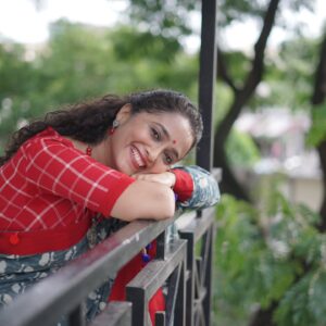 Rujuta Deshmukh Instagram - World Smile Day! 

That's my smile for you 😊

#keepsmiling #smile #worldsmileday 

Captured : @focousflickerstudioz
@vstudio.in

( Actor Smile Day Posing )