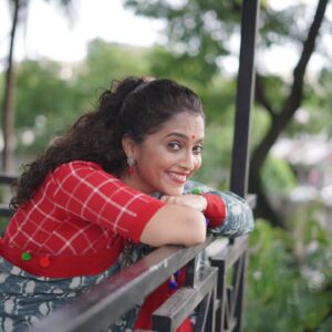Rujuta Deshmukh Instagram - World Smile Day! 

That's my smile for you 😊

#keepsmiling #smile #worldsmileday 

Captured : @focousflickerstudioz
@vstudio.in

( Actor Smile Day Posing )