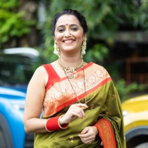 Rujuta Deshmukh Instagram - गणरायाच्या येण्याने सगळ्यांना सुख, शांती ,समृद्धी,आरोग्य 
लाभो हीच त्याच्या चरणी प्रार्थना 🙏🏼
गणपती बाप्पा मोरया!! 

#ganeshotsav #bappa 

Capture: @aartilokhandeofficial 
Saree :@tanishqpaithani 
Hair : @supriya____tambe 
Jewellery: @kalakari_2020