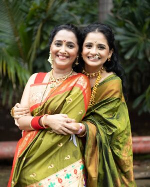 Rujuta Deshmukh Instagram - Saree, smiles, and a shade of emerald dreams.💚✨
.
.
@rujutadeshmukhofficial 
📸- @aartilokhandeofficial
Saree by -@tanishqpaithani
Jewellery by @kalakari_2020
.
.
.
#sareelove #ladiesingreen💚 #starpravah #starpravahganeshotsav2024 #positivevibes #staytuned