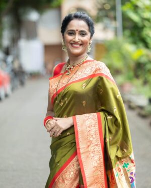 Rujuta Deshmukh Instagram - " पाय असावे जमिनीवरती
 कवेत अंबर घेताना
 हसू असावे ओठावरती 
 काळीज काढून देताना "

@star_pravah गणेशोत्सव २०२४

Capture : @aartilokhandeofficial
Saree: @tanishqpaithani
Jewellery: @kalakari_2020
Hair : @supriya____tambe 

#sareelove #paithani 

[ Posing Marathi Actor]
