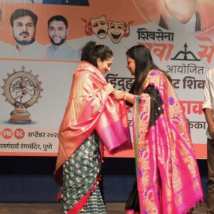 Rujuta Deshmukh Instagram - शिवसेना युवासेना यांच्या कडून 
नाट्य क्षेत्रात समर्पित कार्य केल्याबद्दल 
विशेष पुरस्कार मिळाला. 
कृतज्ञ आहे. 🙏🏼

@kaustubh_kulkarni_official आणि संचाचे मनापासून आभार 🙏🏼

Captured: @focousflickerstudioz @vstudio.in

#grateful #sanman #award 

( Marathi Theatre Award Actor )