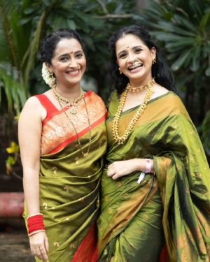 Rujuta Deshmukh Instagram - Saree, smiles, and a shade of emerald dreams.💚✨
.
.
@rujutadeshmukhofficial 
📸- @aartilokhandeofficial
Saree by -@tanishqpaithani
Jewellery by @kalakari_2020
.
.
.
#sareelove #ladiesingreen💚 #starpravah #starpravahganeshotsav2024 #positivevibes #staytuned