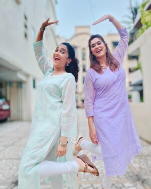 Rujuta Deshmukh Instagram - धमाल मस्ती.....
in Super comfortable Luckhnowi Kurta's
by @nazakat_lucknowi 

Amazing variety @nazakat_lucknowi

#lucknowi #comfy #friends 

( Friends Luckhnowi Collab )