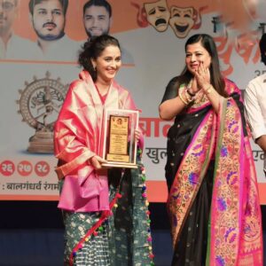 Rujuta Deshmukh Instagram - शिवसेना युवासेना यांच्या कडून 
नाट्य क्षेत्रात समर्पित कार्य केल्याबद्दल 
विशेष पुरस्कार मिळाला. 
कृतज्ञ आहे. 🙏🏼

@kaustubh_kulkarni_official आणि संचाचे मनापासून आभार 🙏🏼

Captured: @focousflickerstudioz @vstudio.in

#grateful #sanman #award 

( Marathi Theatre Award Actor )