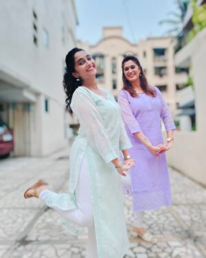 Rujuta Deshmukh Instagram - धमाल मस्ती.....
in Super comfortable Luckhnowi Kurta's
by @nazakat_lucknowi 

Amazing variety @nazakat_lucknowi

#lucknowi #comfy #friends 

( Friends Luckhnowi Collab )
