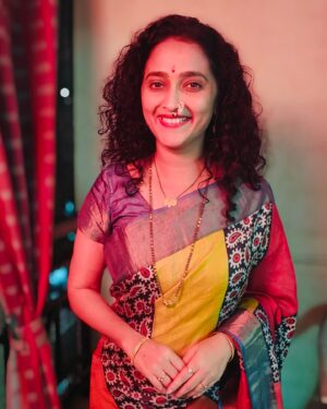 Rujuta Deshmukh Instagram - दिवाळीच्या शुभेच्छा!!

या नव्या वर्षात तुम्हा सगळ्यांना
 आनंद, शांतता, समृद्धी मिळो ही ईश्वरचरणी प्रार्थना 
आणि तुमच्या सगळया इच्छा पुर्ण होवोत 🙏🏼🪔

 @shinell27
 Lovely Sadi 😍

#diwali #padwa 

( Diwali Posing Actor Marathi )
