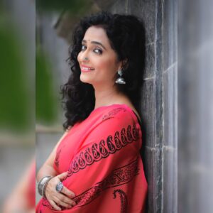 Rujuta Deshmukh Instagram - जेंव्हा माझी मैत्रीण Lens मागे असते....😍

@ashwini.abhyankar.ghaisas

#posing #sareelove #instagood