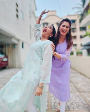 Rujuta Deshmukh Instagram - धमाल मस्ती.....
in Super comfortable Luckhnowi Kurta's
by @nazakat_lucknowi 

Amazing variety @nazakat_lucknowi

#lucknowi #comfy #friends 

( Friends Luckhnowi Collab )