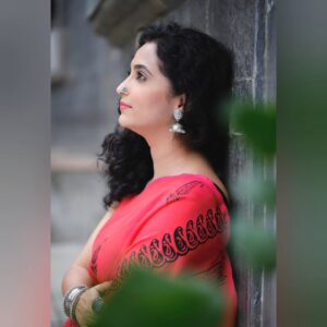 Rujuta Deshmukh Instagram - जेंव्हा माझी मैत्रीण Lens मागे असते....😍

@ashwini.abhyankar.ghaisas

#posing #sareelove #instagood