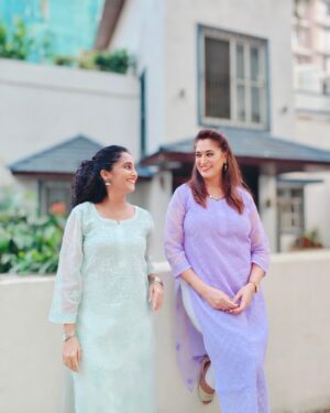 Rujuta Deshmukh Instagram - धमाल मस्ती.....
in Super comfortable Luckhnowi Kurta's
by @nazakat_lucknowi 

Amazing variety @nazakat_lucknowi

#lucknowi #comfy #friends 

( Friends Luckhnowi Collab )