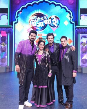 Rujuta Deshmukh Instagram - Team ' लग्नानंतर होईलच प्रेम ' 

'आता होऊ दे धिंगाणा 3'
शनिवार-रविवार रा. 9:00 वाजता Star प्रवाहवर....
#AataHouDeDhingana #StarPravah #आपला सिध्दू

#team #family 

( Actors Reality show Marathi )