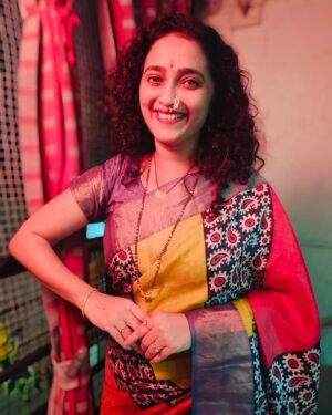 Rujuta Deshmukh Instagram - दिवाळीच्या शुभेच्छा!!

या नव्या वर्षात तुम्हा सगळ्यांना
 आनंद, शांतता, समृद्धी मिळो ही ईश्वरचरणी प्रार्थना 
आणि तुमच्या सगळया इच्छा पुर्ण होवोत 🙏🏼🪔

 @shinell27
 Lovely Sadi 😍

#diwali #padwa 

( Diwali Posing Actor Marathi )