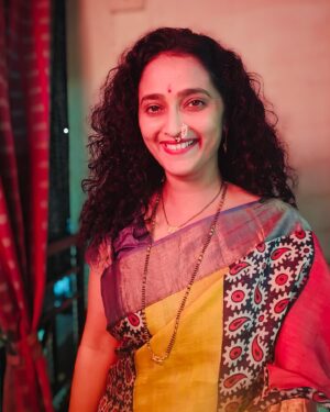 Rujuta Deshmukh Instagram - दिवाळीच्या शुभेच्छा!!

या नव्या वर्षात तुम्हा सगळ्यांना
 आनंद, शांतता, समृद्धी मिळो ही ईश्वरचरणी प्रार्थना 
आणि तुमच्या सगळया इच्छा पुर्ण होवोत 🙏🏼🪔

 @shinell27
 Lovely Sadi 😍

#diwali #padwa 

( Diwali Posing Actor Marathi )