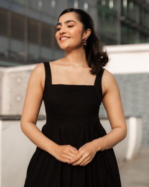 Rukmini Vasanth Instagram - 🖤☕️
Photographer @vasukikarkone 
MUA @makeupbyabhilasha 
Hairstylist @subu_rao_hair_mkp