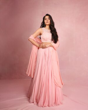Rukmini Vasanth Instagram - 🧁🎀🌷🌸🩰
Photographer @pranav.foto 
Assistant: @varmaa.28 
Outfit: @pranathikatikareddy.official
Stylist: @poojakaranam 
Assistant: @niha__varma 
Hair and makeup: @mehrasilky