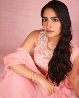 Rukmini Vasanth Instagram - 🧁🎀🌷🌸🩰
Photographer @pranav.foto 
Assistant: @varmaa.28 
Outfit: @pranathikatikareddy.official
Stylist: @poojakaranam 
Assistant: @niha__varma 
Hair and makeup: @mehrasilky