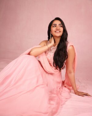 Rukmini Vasanth Instagram - 🧁🎀🌷🌸🩰
Photographer @pranav.foto 
Assistant: @varmaa.28 
Outfit: @pranathikatikareddy.official
Stylist: @poojakaranam 
Assistant: @niha__varma 
Hair and makeup: @mehrasilky