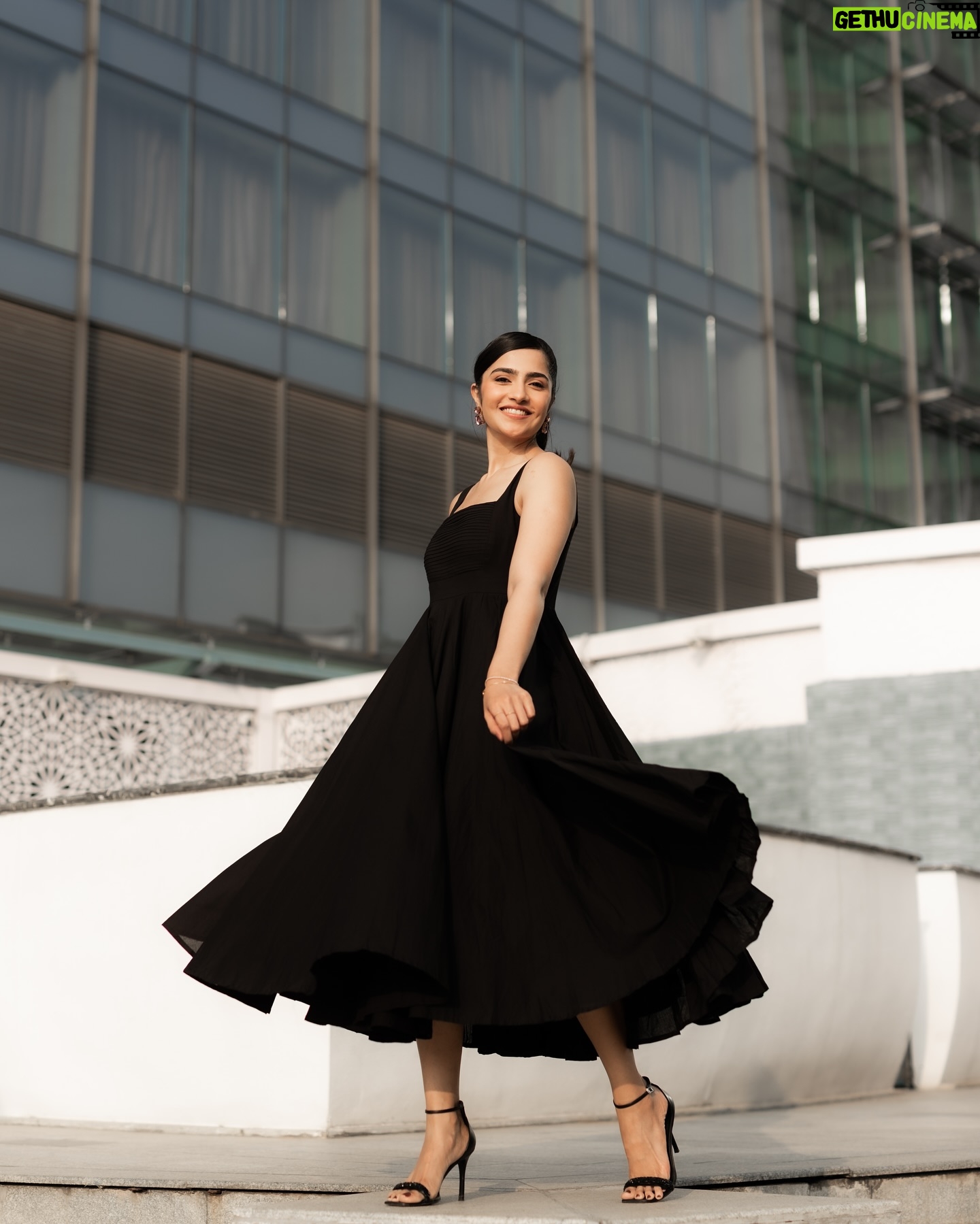 Rukmini Vasanth - 213.9K Likes - when in doubt, 💃🏻
📸 @vasukikarkone
Makeup: @makeupbyabhilasha
Hair: @subu_rao_hair_mkp